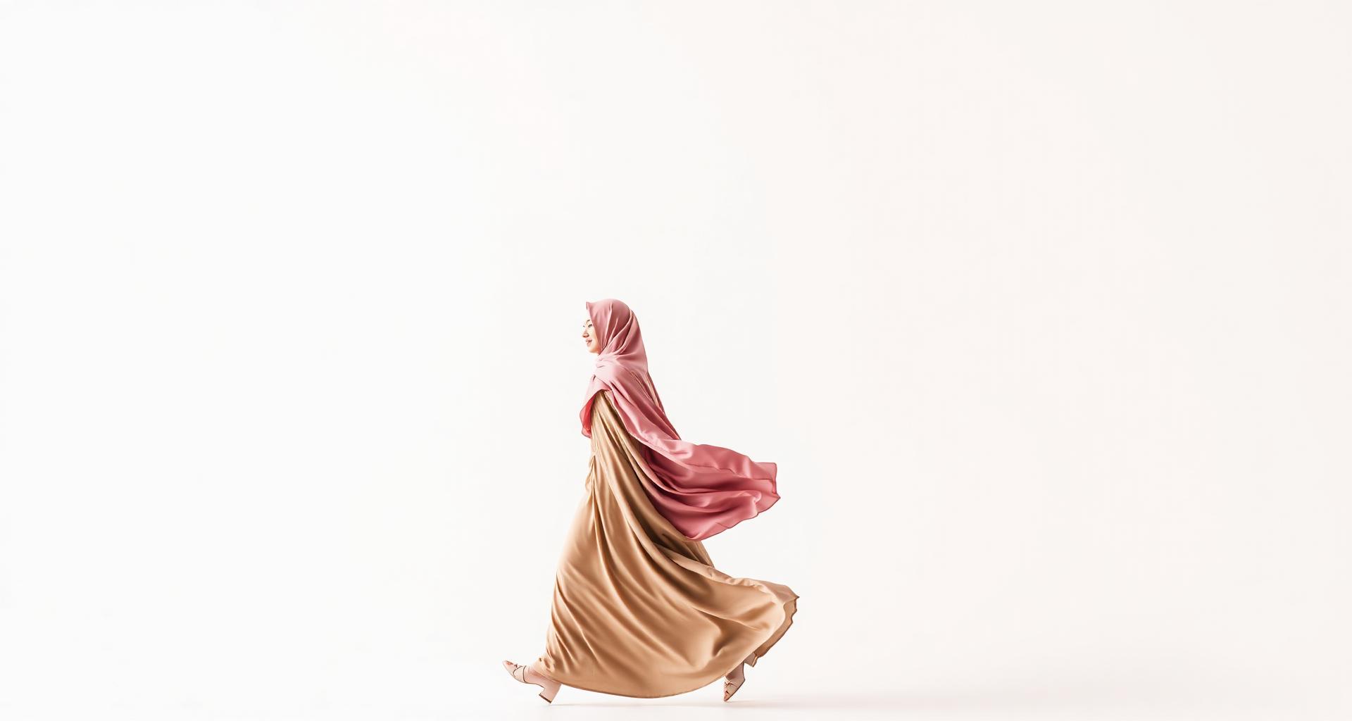 Femme en hijab rose et abaya beige fluide